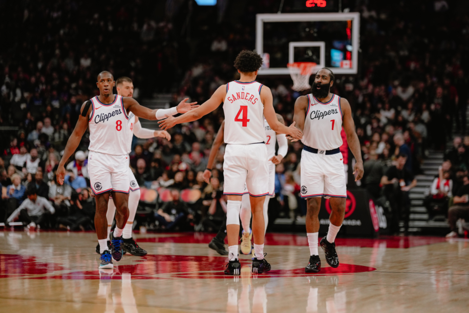 乐鱼体育官网-快船官宣小卡确诊左膝挫伤+炎症！至少缺两场比赛 离队前一幕曝光