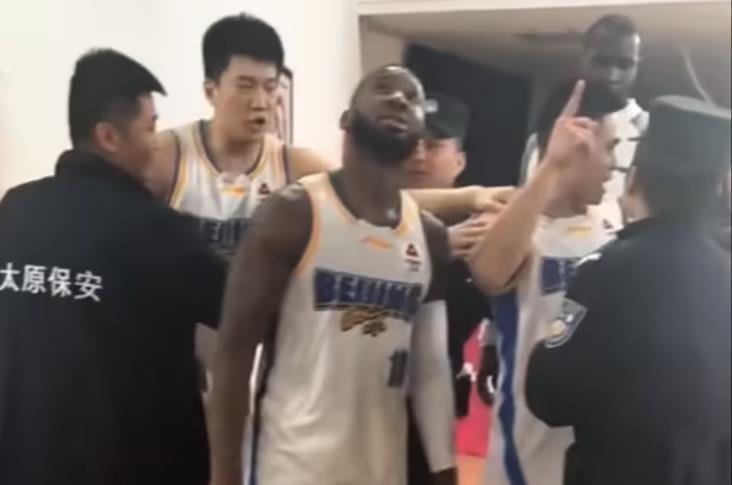 乐鱼电竞-山西队主场太荒唐！首钢队客场赢球，陈盈骏被吐口水