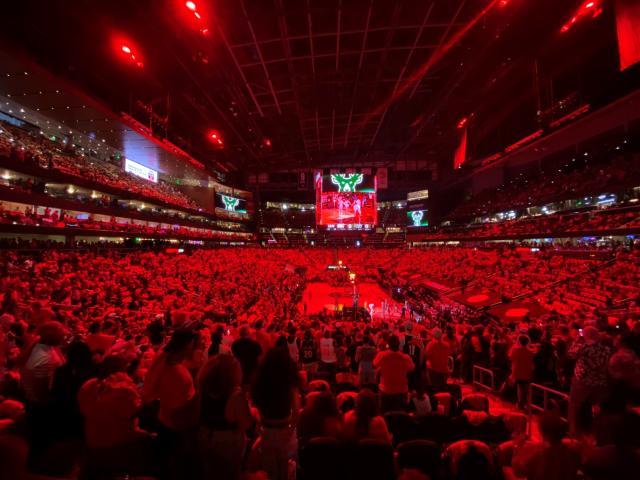 乐鱼体育官网-【现场】吹扬带伤出战竟成累赘 年轻老鹰来年再战